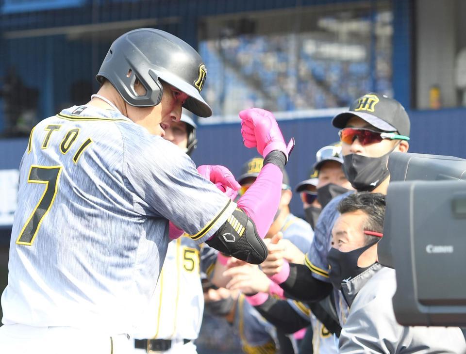 　５回、勝ち越しの２号２ランを放った糸井はポーズを決める（撮影・飯室逸平）