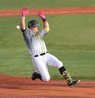 　７回、右翼線に二塁打を放つサンズ（撮影・金田祐二）