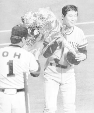 　王（左）から花束を受ける藤田＝１９８３年５月３日、後楽園