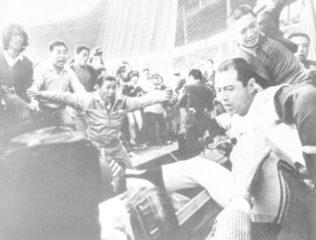 　優勝を逃した阪神ファンが暴徒化。“警備員役”関本四十四の奮闘及ばず、巨人ベンチが襲撃され王（右）らが暴行を受けた