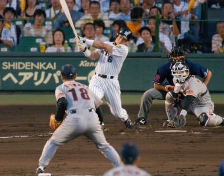 　１回、桑田（手前）から逆転３ランを放つ金本