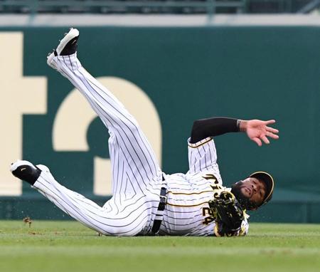 １回、大島の放った打球を滑り込みながらキャッチするロハス（撮影・北村雅宏）