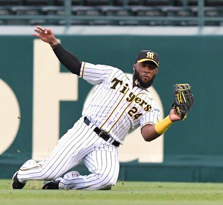 １回、打球を滑り込みながらキャッチするロハス（撮影・北村雅宏）