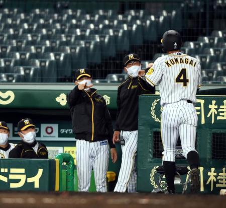 ７回、糸原の適時打で生還した熊谷を迎える矢野監督（撮影・山口登）