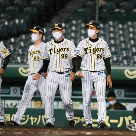 中日に引き分け、ベンチを出る矢野監督（右）＝撮影・山口登