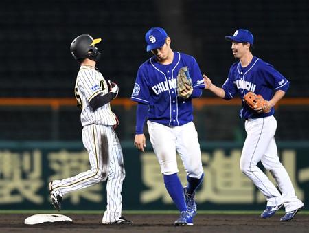 ９回、糸井の二直で飛び出した中野（左）は戻れず、二封。引き分けとなる（撮影・北村雅宏）