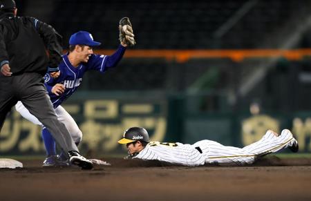 ９回、盗塁を決める中野（撮影・山口登）