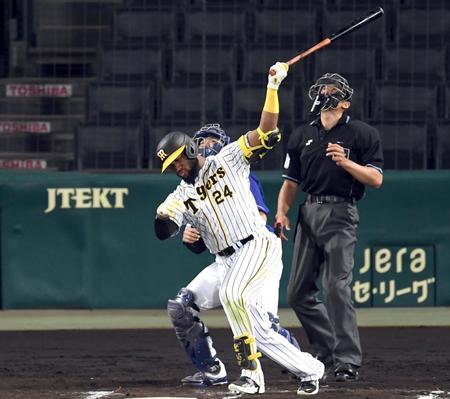 ６回、右飛に倒れ悔しがるロハス（撮影・田中太一）