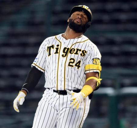 ６回、ロハスは右飛に倒れる（撮影・山口登）