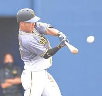 ３回、左越えにソロを放つ小野寺（撮影・高部洋祐）