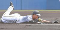 　１回、適時打を放ち、一塁にヘッドスライディングする小野寺（撮影・高部洋祐）