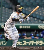 １回、二塁打を放つ近本（撮影・北村雅宏）