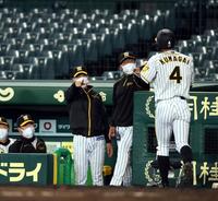 ７回、糸原の適時打で生還した熊谷を迎える矢野監督（撮影・山口登）