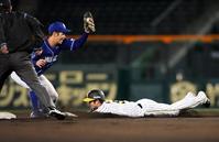 ９回、盗塁を決める中野（撮影・山口登）