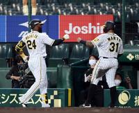 ４回、ロハスは二ゴロに倒れるも三走・マルテが生還する（撮影・山口登）