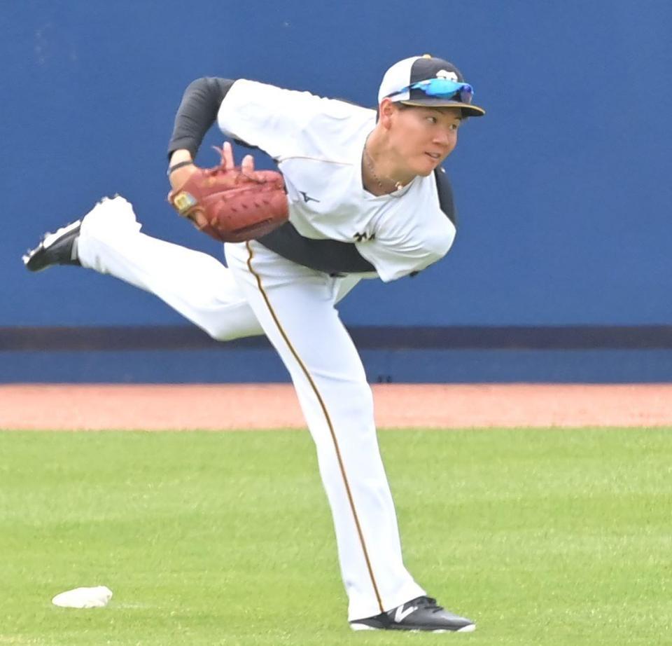 試合前、キャッチボールする及川（撮影・高部洋祐）