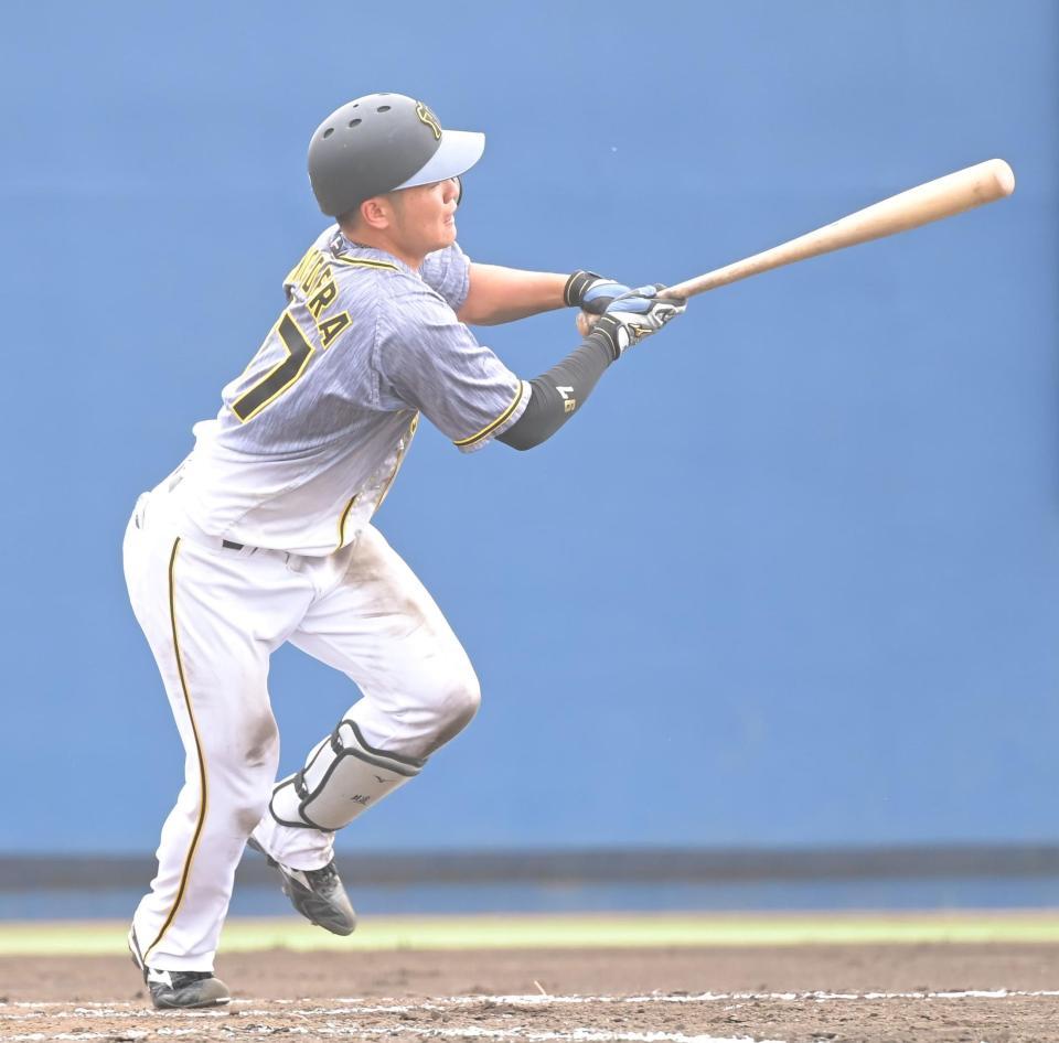 　３回、左越えにソロを放つ小野寺（撮影・高部洋祐）