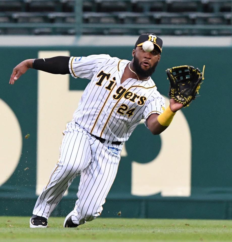 １回、打球を滑り込みながらキャッチするロハス（撮影・北村雅宏）