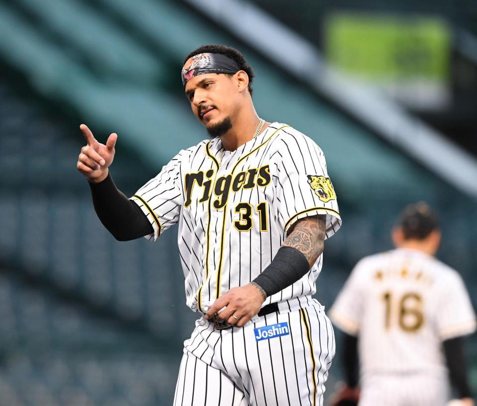 １回、先制となる適時打を放ったマルテは、攻守交代時にベンチ方向を指さす（撮影・北村雅宏）