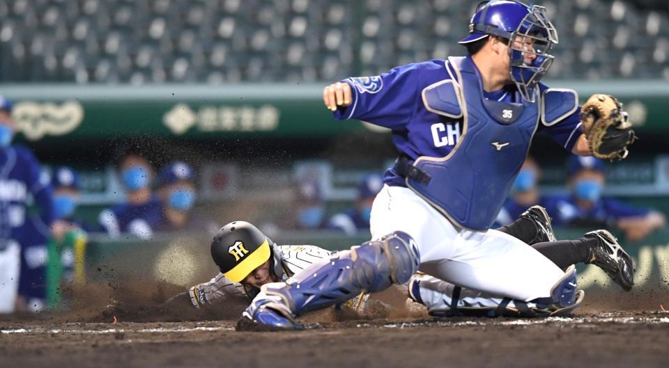 ７回、糸原の適時打で同点となる生還を果たす熊谷（撮影・北村雅宏）