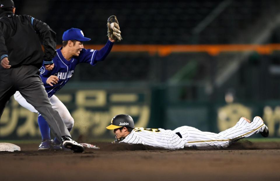 ９回、盗塁を決める中野（撮影・山口登）