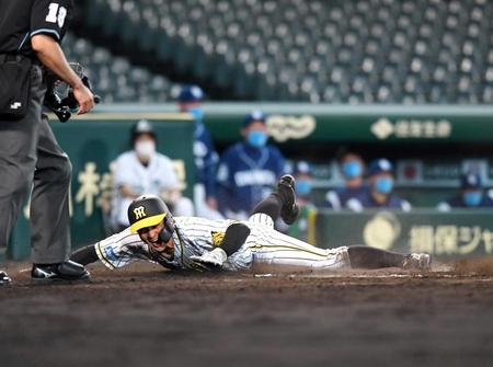 　７回、糸原の適時打で同点となる生還を果たし、喜ぶ熊谷