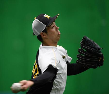 キャッチボールする青柳（撮影・山口登）