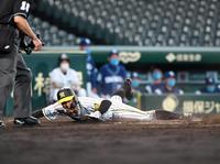 　７回、糸原の適時打で同点となる生還を果たし、喜ぶ熊谷