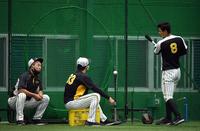 井上コーチ（左）からアドバイスを受ける佐藤輝（撮影・山口登）