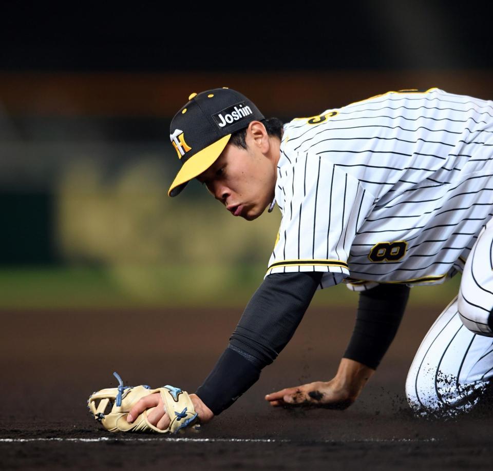 　６回、佐藤輝は木下拓の打球を好捕する