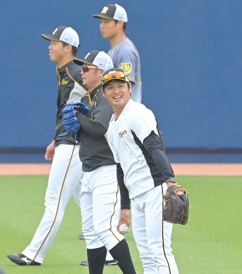 試合前、練習中に笑顔を見せる阪神・中田賢一（手前）＝オセアンバファローズスタジアム（撮影・高部洋祐）