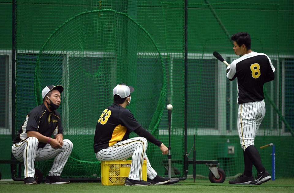 井上コーチ（左）からアドバイスを受ける佐藤輝（撮影・山口登）