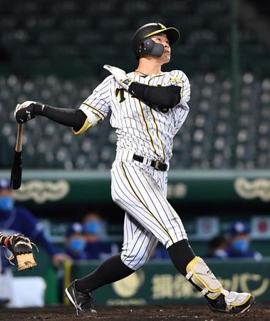 １１日・中日戦の４回、右越え二塁打を放つ佐藤輝（撮影・北村雅宏）