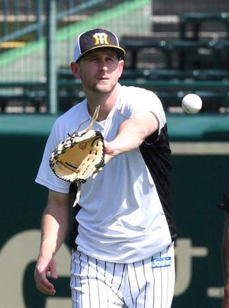 　キャッチボールで調整する阪神・ガンケル（撮影・北村雅宏）