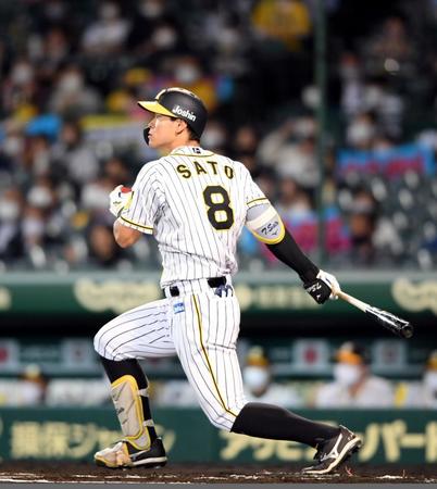 　６回、阪神・佐藤輝明は中前打を放つ（撮影・山口登）