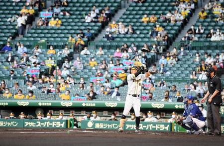 　１回、打席に立つ阪神・佐藤輝明（撮影・山口登）