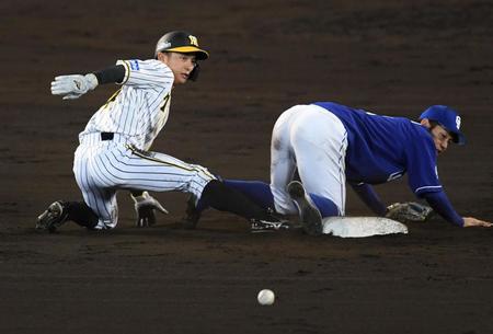 　７回、代走の阪神・熊谷敬宥は二盗を決める（撮影・田中太一）