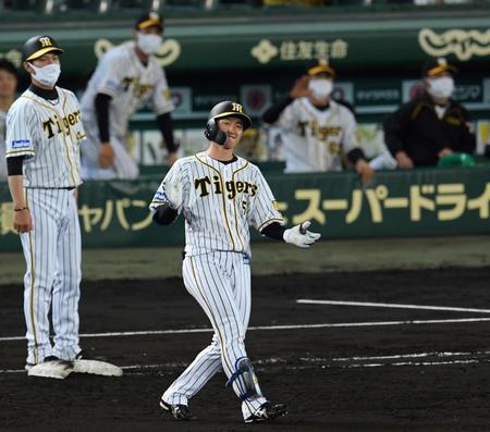 　７回、同点適時打を決めた阪神・近本光司は手をたたく（撮影・田中太一）