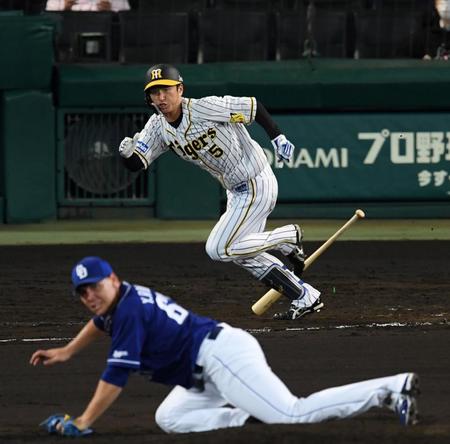 　７回、同点適時打を放つ近本（撮影・田中太一）