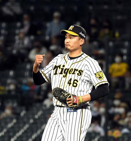 　７回、ピンチをしのいでガッツポーズする秋山（撮影・山口登）