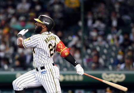 　６回、阪神・ロハスは二塁ゴロに倒れる（撮影・山口登）