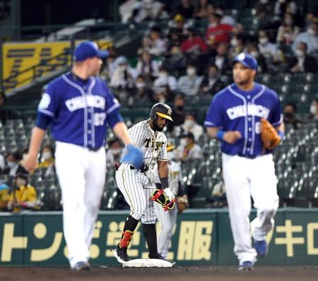 　６回、阪神・ロハスは二塁ゴロに倒れる（撮影・山口登）