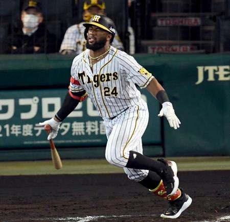 　６回、凡打に倒れた阪神・ロハスは顔をしかめて悔しがる（撮影・田中太一）