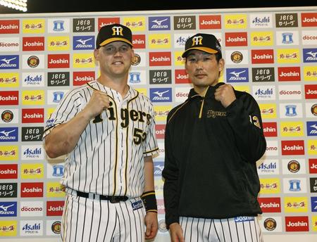 ヒーローインタビューを終え、笑顔を見せるサンズ（左）と岩崎（代表撮影）