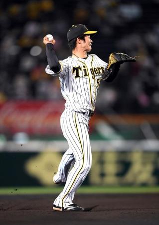 　９回、中野はビシエドの打球を好捕し一塁へ送球（撮影・山口登）