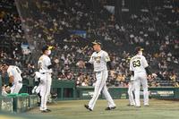 　７回、ピンチを防ぎ、ベンチに戻る阪神・秋山拓巳（撮影・北村雅宏）