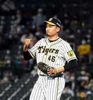 　７回、ピンチをしのいでガッツポーズする秋山（撮影・山口登）