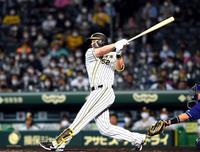 　８回、左中間に勝ち越しソロを放つサンズ（撮影・山口登）