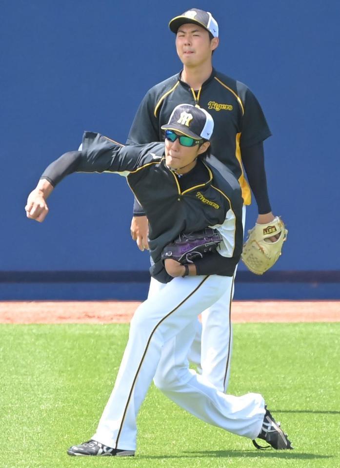 試合前、キャッチボールを行う阪神・藤浪晋太郎。奥は阪神・浜地真澄＝オセアンバファローズスタジアム（撮影・高部洋祐）