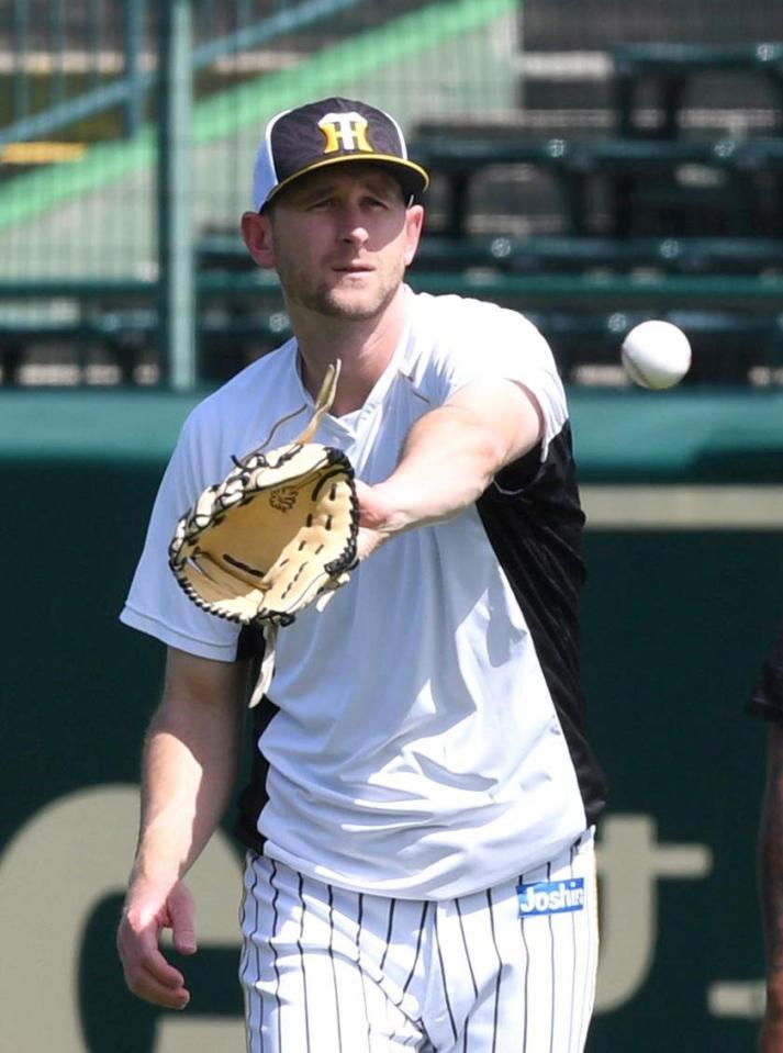 　キャッチボールで調整する阪神・ガンケル（撮影・北村雅宏）